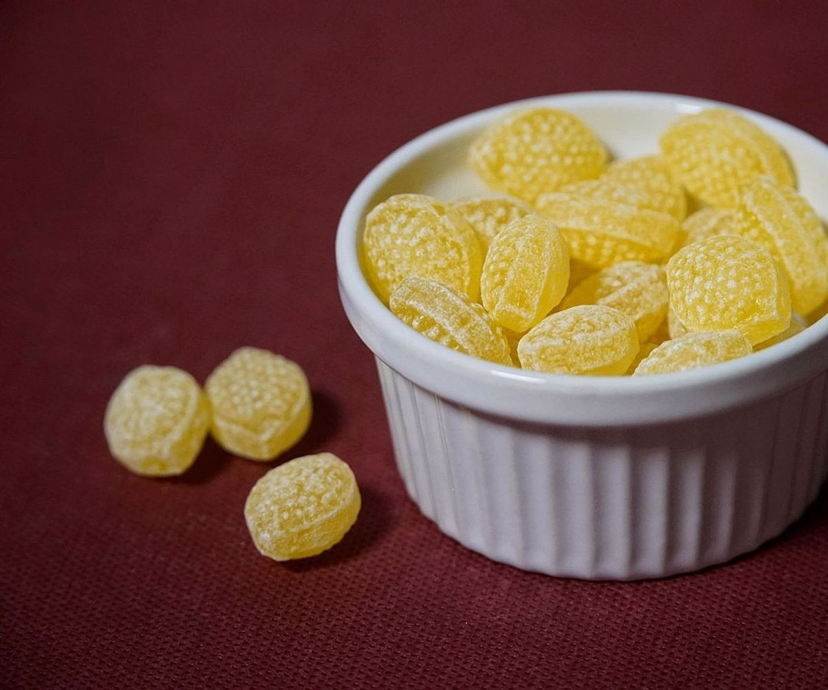 Manos elaborando chocolates frescos en el taller